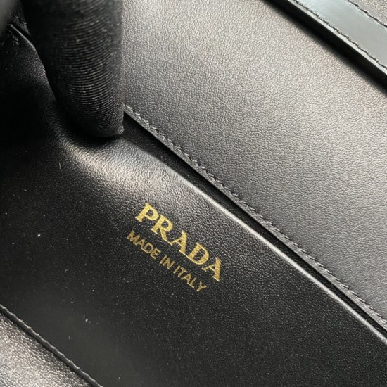 PRADA P00600