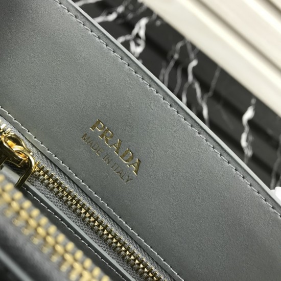 PRADA P00930