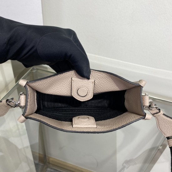 PRADA  P00650