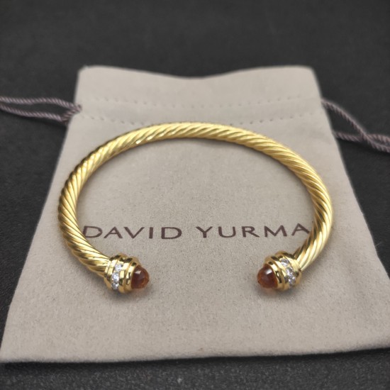 Hl75900David Yurman 5MM金色带钻浅手镯。紫钻、红钻、蓝钻、黑钻、黄钻、深绿钻、浅绿钻、香槟钻、珍珠九个款式。建议适合佩戴的手围15-20cm