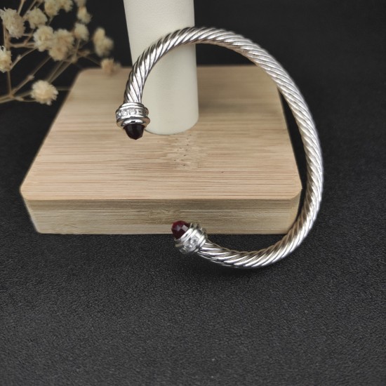 Hl75900David Yurman 5mm镶嵌石红钻头手镯。建议适合佩戴的手围15-20cm