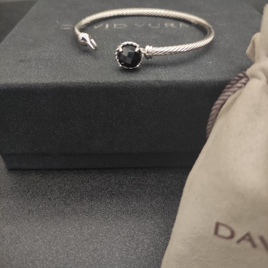 Hl86950David Yurman 3mm主人手镯。紫钻、黑钻、蓝钻、黄钻、珍珠五种款式。有17cm和19cm两个尺寸。建议适合佩戴的手围15-18cm