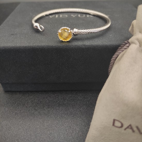 Hl86950David Yurman 3mm主人手镯。紫钻、黑钻、蓝钻、黄钻、珍珠五种款式。有17cm和19cm两个尺寸。建议适合佩戴的手围15-18cm