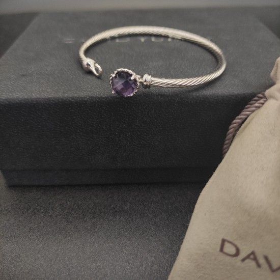 Hl86950David Yurman 3mm主人手镯。紫钻、黑钻、蓝钻、黄钻、珍珠五种款式。有17cm和19cm两个尺寸。建议适合佩戴的手围15-18cm