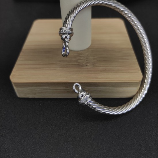 Hl76900David Yurman 5mm银色带钻钩头手镯。建议适合佩戴的手围15-19cm