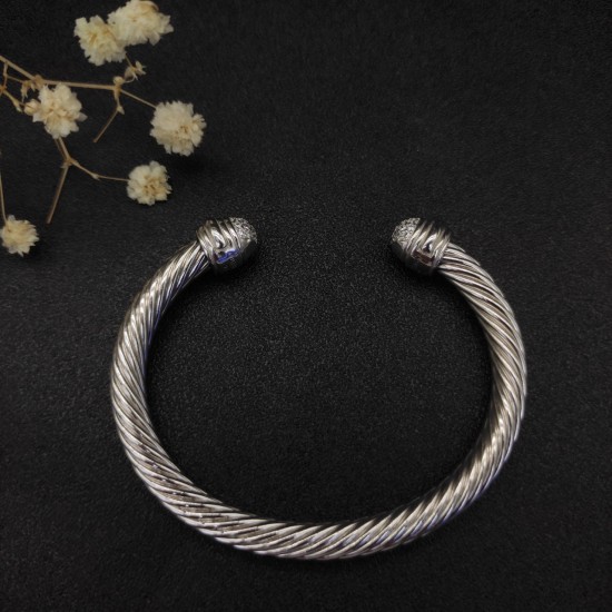 Hl87A20David Yurman 7mm半边钻银色手镯。建议适合佩戴的手围16-20cm