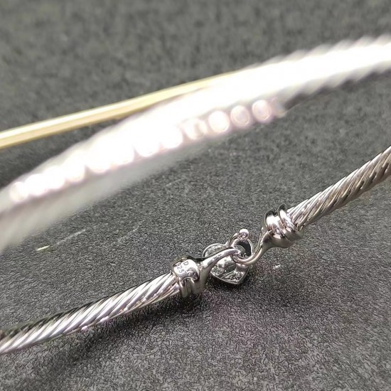 Hl86900David Yurman 3mm 心形手镯。有银色镶钻和分色两款，尺寸17cm和19cm两个尺寸，建议适合佩戴的手围15-18cm