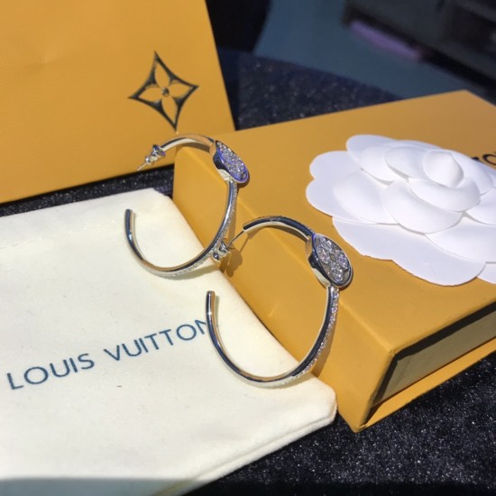 ☀Louis Vuitton 路易威登 lv耳环 ☀原单货Hl86A30 ☀专柜一致黄铜材质 火爆款出货  个人超级喜欢[害羞] 设计独特 复古前卫 美女必备 可配全套LV正品包装