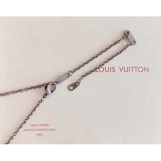 Pendant Chain LV Turquoise 项链  项链将品牌标志性元素汇聚一处：金属 Monogram 花卉流露微妙复古质感，经典 LV 字母，于可调节链条优雅悬挂。