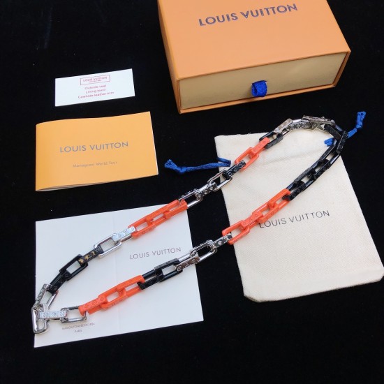 Chain Links 项链延续Virgil Abloh 引领的2022春夏风尚，Monogram图案错落有致地镌刻于银色金属链条 演泽灵动与率性。可搭配同系列Signet戒指，成就协调造型。HH8