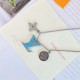 Pendant Chain LV Turquoise 项链  项链将品牌标志性元素汇聚一处：金属 Monogram 花卉流露微妙复古质感，经典 LV 字母，于可调节链条优雅悬挂。