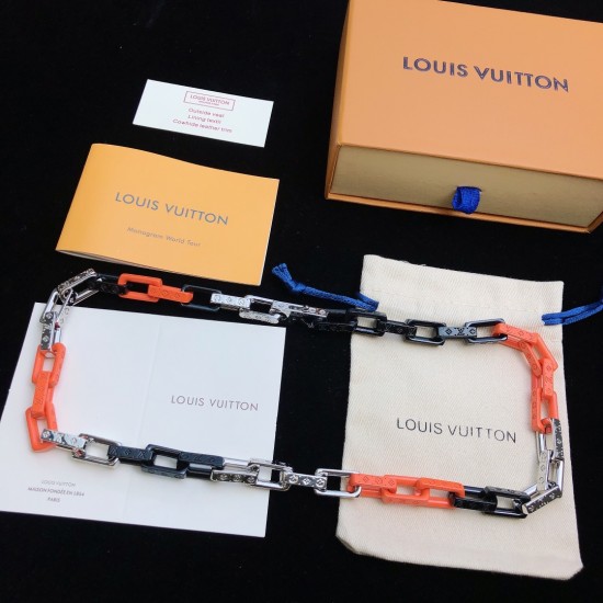 Chain Links 项链延续Virgil Abloh 引领的2022春夏风尚，Monogram图案错落有致地镌刻于银色金属链条 演泽灵动与率性。可搭配同系列Signet戒指，成就协调造型。HH8