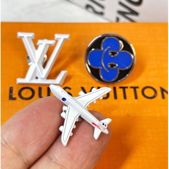 LV Pins 胸针套装 VSP800A40 包装：如图所示 盒子、布袋、礼品袋 LV Pins 胸针套装取材金属件和珐琅，趣味集结 2022 春夏秀场首现的飞机造型胸针、LV Smiley 笑脸胸针