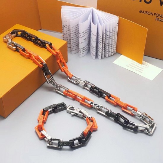 驴家竹节Virgil Abloh 于 2019 秋冬系列首次推出的拼凑创意，于此款 Monogram Chain 手链