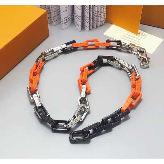 驴家竹节Virgil Abloh 于 2019 秋冬系列首次推出的拼凑创意，于此款 Monogram Chain 手链