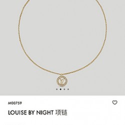 家Louise By Night 项链为 Circle 标识构筑璀璨外缘，于精致链条轻巧悬挂，另有小号 Circle 标识点缀末端，成就多元佩戴方式。 项链AL80A10