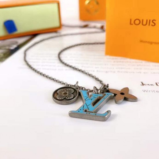 Pendant Chain LV Turquoise 项链  项链将品牌标志性元素汇聚一处：金属 Monogram 花卉流露微妙复古质感，经典 LV 字母，于可调节链条优雅悬挂。