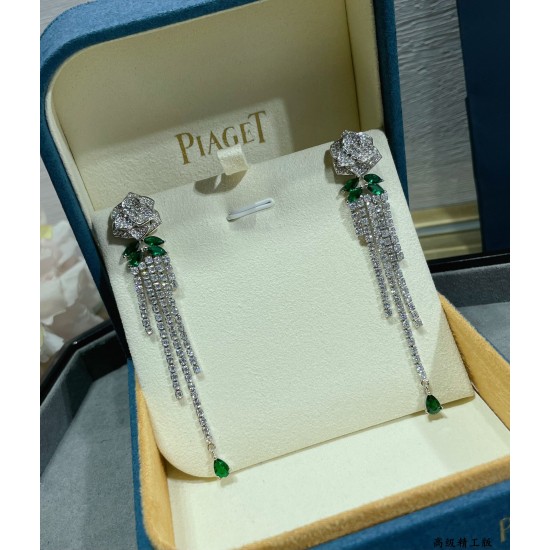 8780B20 PIAGET✨✨重！磅！推！出！！！伯爵玫瑰花流苏耳环。没有女人能抗拒这种魅力吧？层层叠加 太难生产了！熟手师傅一天也做不了多少 花朵立体生动，绽放的体态非常完美 绿锆点缀 大气磅礴