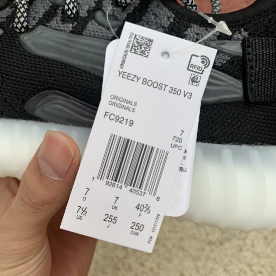 350v3黑白水滴 Yeezy 350 V3 Runner 粉水滴鞋面夜光半透明橡胶覆盖，类似于水滴的流体轮廓，非常独特 依然Boost加持 FC9219