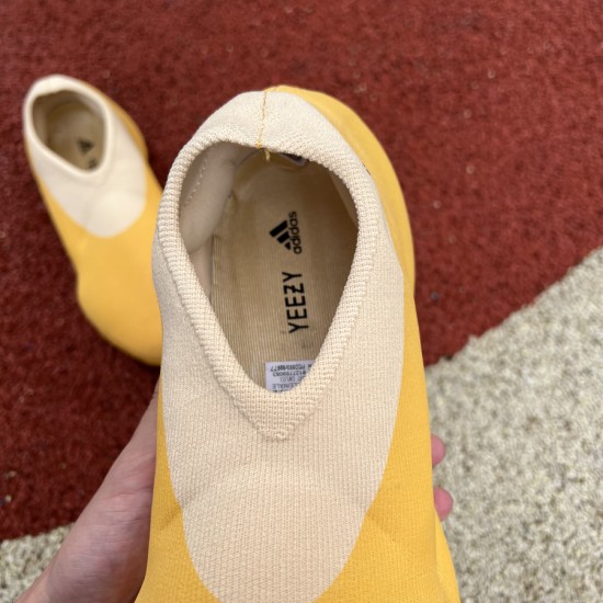 椰子玉米 正常尺码的⚡️Adidas YEEZY &quot; Sulfur &quot; 阿菜  Knit Runner 硫磺色椰子运动鞋 GW5353