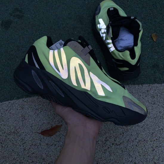 椰子700黑绿 性价比版偏小0.5-1码，Adidas Yeezy Boost 700 MNVN Phosphor 黑绿 FY3727