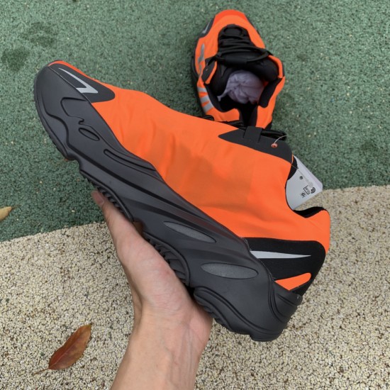 椰子700黑橙 性价比版本偏小0.5-1码，Adidas Yeezy Boost 700 MNVN 黑橙限量 3M反光 FV3258