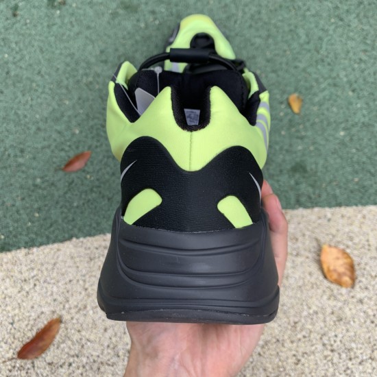 椰子700黑绿 性价比版偏小0.5-1码，Adidas Yeezy Boost 700 MNVN Phosphor 黑绿 FY3727