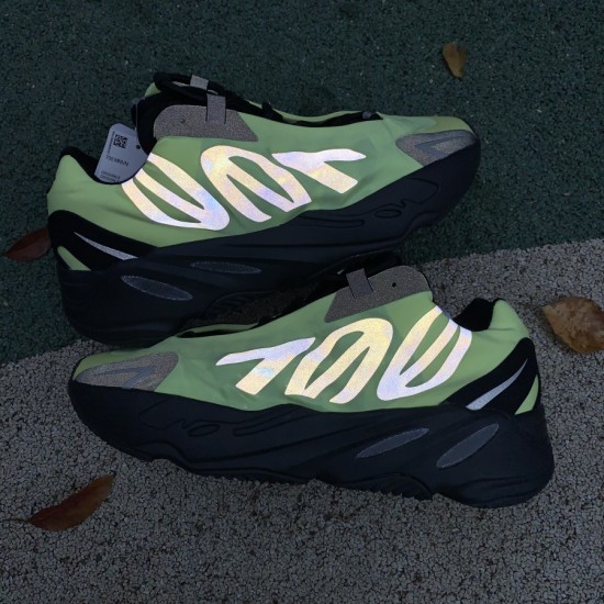 椰子700黑绿 性价比版偏小0.5-1码，Adidas Yeezy Boost 700 MNVN Phosphor 黑绿 FY3727