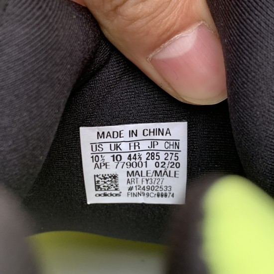 椰子700黑绿 性价比版偏小0.5-1码，Adidas Yeezy Boost 700 MNVN Phosphor 黑绿 FY3727