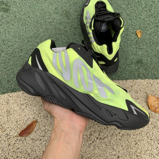 椰子700黑绿 性价比版偏小0.5-1码，Adidas Yeezy Boost 700 MNVN Phosphor 黑绿 FY3727