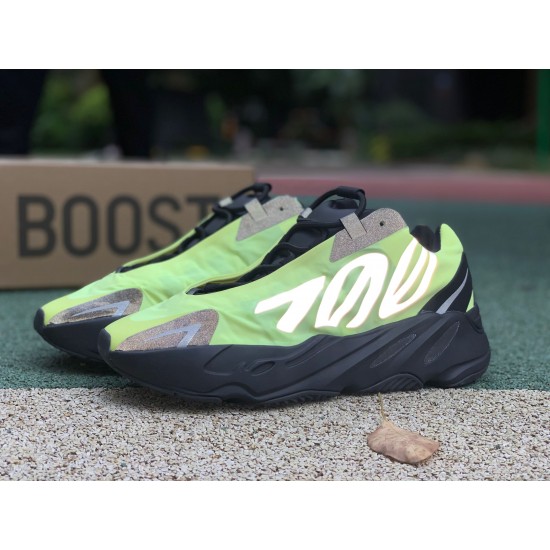 椰子700黑绿 性价比版偏小0.5-1码，Adidas Yeezy Boost 700 MNVN Phosphor 黑绿 FY3727