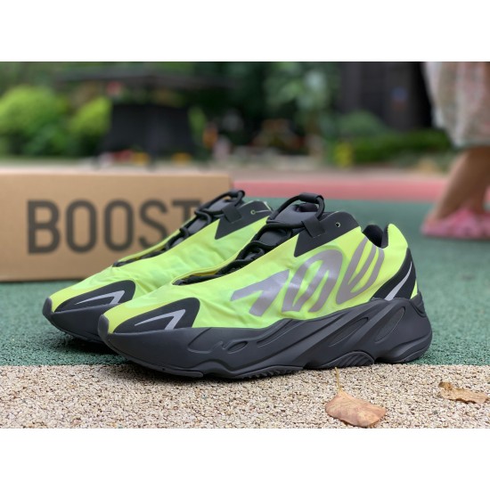 椰子700黑绿 性价比版偏小0.5-1码，Adidas Yeezy Boost 700 MNVN Phosphor 黑绿 FY3727