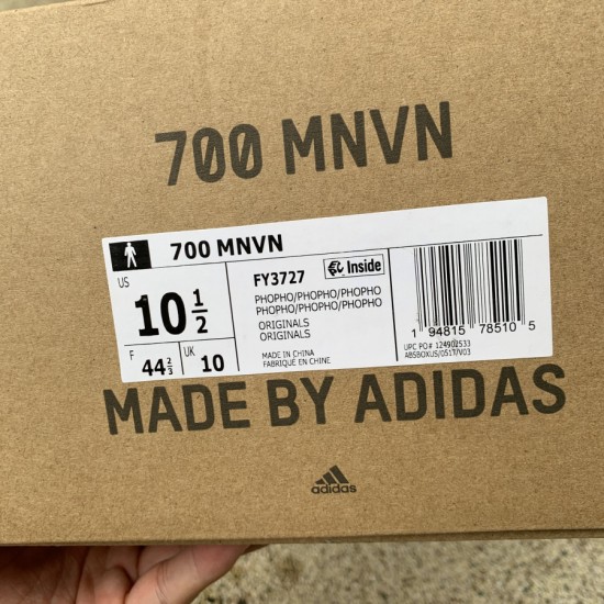 椰子700黑绿 性价比版偏小0.5-1码，Adidas Yeezy Boost 700 MNVN Phosphor 黑绿 FY3727