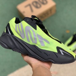 椰子700黑绿 性价比版偏小0.5-1码，Adidas Yeezy Boost 700 MNVN Phosphor 黑绿 FY3727