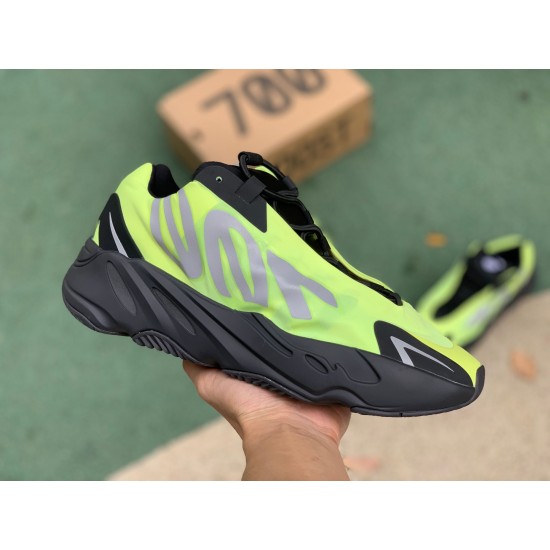 椰子700黑绿 性价比版偏小0.5-1码，Adidas Yeezy Boost 700 MNVN Phosphor 黑绿 FY3727