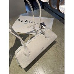 Alaia 腊肠包  尺寸(厘米):长27x宽9x高8