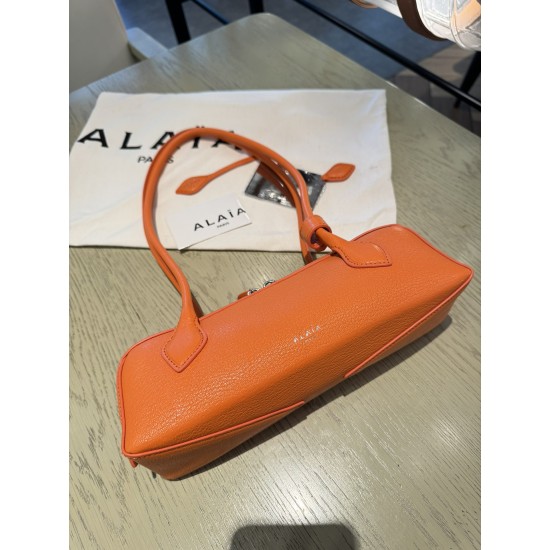 Alaia 腊肠包  尺寸(厘米):长27x宽9x高8