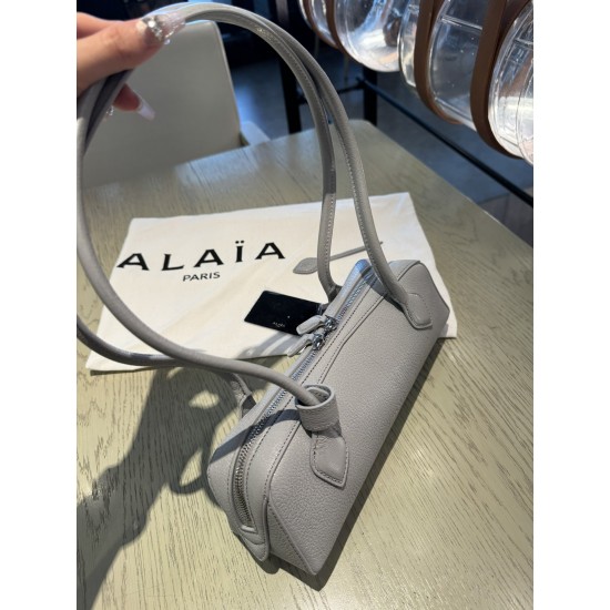 Alaia 腊肠包  尺寸(厘米):长27x宽9x高8