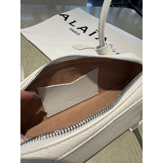 Alaia 腊肠包  尺寸(厘米):长27x宽9x高8