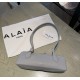 Alaia 腊肠包  尺寸(厘米):长27x宽9x高8