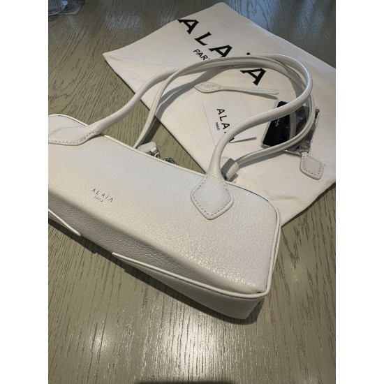 Alaia 腊肠包  尺寸(厘米):长27x宽9x高8