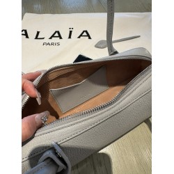 Alaia 腊肠包  尺寸(厘米):长27x宽9x高8