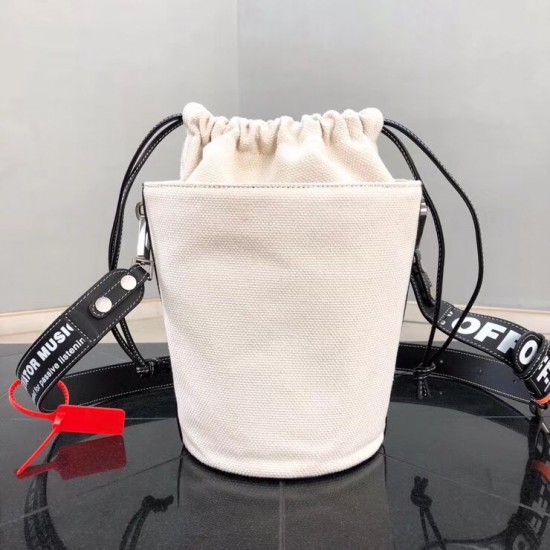 Top quality off white bagSIZE:17*29cm