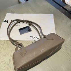 Alaia 腊肠包  尺寸(厘米):长27x宽9x高8