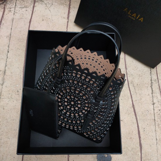 Alaia bag size:20高17侧宽10 cm