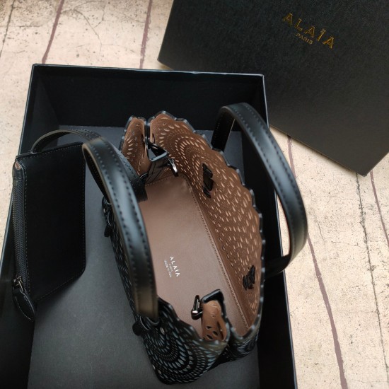 Alaia bag size:20高17侧宽10 cm