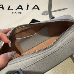 Alaia 腊肠包  尺寸(厘米):长27x宽9x高8