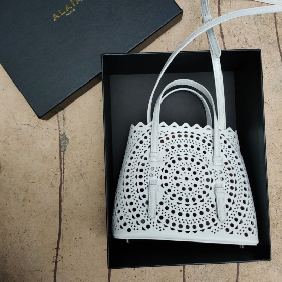 Alaia bag size:20高17侧宽10 cm