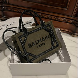 Balmain bag size:26*18*11cm