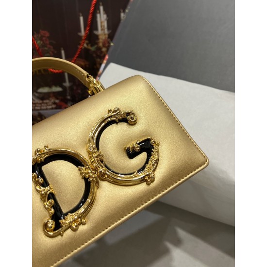 Dolce &amp;amp; Gabban bag size:18*10*5cm